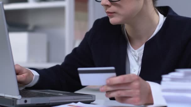 Zakenvrouw online rekeningen betalen met creditcard, betaalde registratie, close-ups — Stockvideo