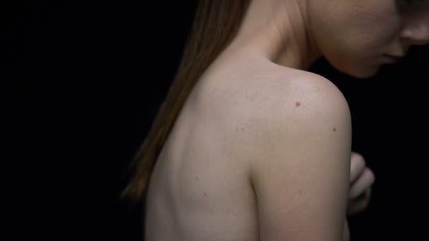 裸の若い女性がカメラに向かう、胸に勇敢な言葉を開く、自尊心 — ストック動画