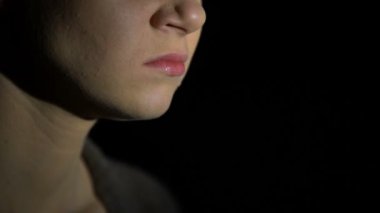 Karanlık arka plana karşı çığlık atan kadın yüzü, psikolojik sorunlar