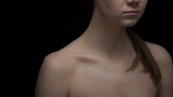 Donna nuda che si gira dalla macchina fotografica, parola finta sulla spalla, problema sociale, primo piano — Video Stock