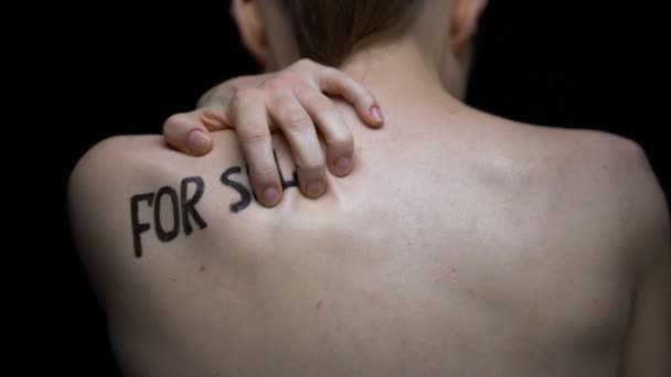 Испуганная голая женщина вытирает за продажу фразу с плеча, торговля людьми — стоковое видео