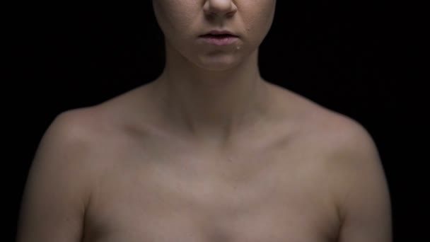 手で恐ろしい裸の女性の閉じる体、嫌がらせから隠れて、被害者 — ストック動画