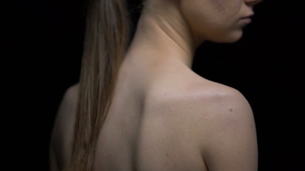 Femme nue se tournant vers la caméra, la confiance, se battant avec des problèmes psychologiques 