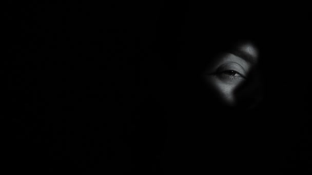 Auge des Entführungsopfers in dunklen verlassenen Ort geschlossen, Verbrechen, Lebensbehandlung — Stockvideo