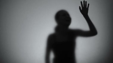 Cam arkasında umutsuz ağlayan kadın siluet, yaşam sorunları, depresyon