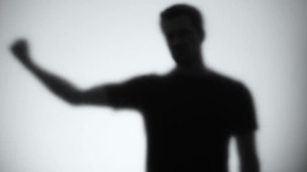 Silhouette di uomo fiducioso che mostra bicipiti, bodybuilding e fitness, primo piano — Video Stock