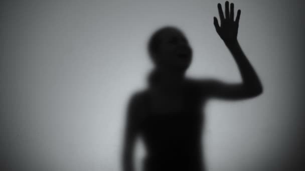 Silhouette de femme désespérée pleurant derrière le verre, problèmes de vie, dépression — Video