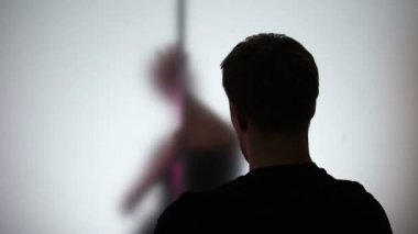 Para ile adam striptiz kadın dans izlerken, gece kulübünde cinsel gösteri
