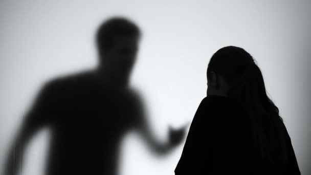 Silhouet van de mens schreeuwen op huilende vrouw in megaphone, familieproblemen — Stockvideo