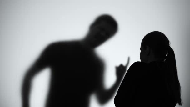 Mannelijke silhouet met fles wodka schreeuwen op vrouw, aanval in familie — Stockvideo