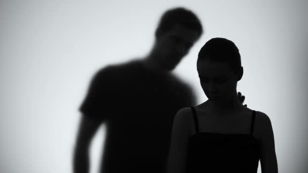 Silhouette di donna che si rivolge a uomo, amanti preliminari, relazioni sessuali, primo piano — Video Stock