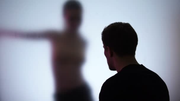 Uomo cercando donna nuda seducente ballare dietro vetro in night club, desiderio — Video Stock