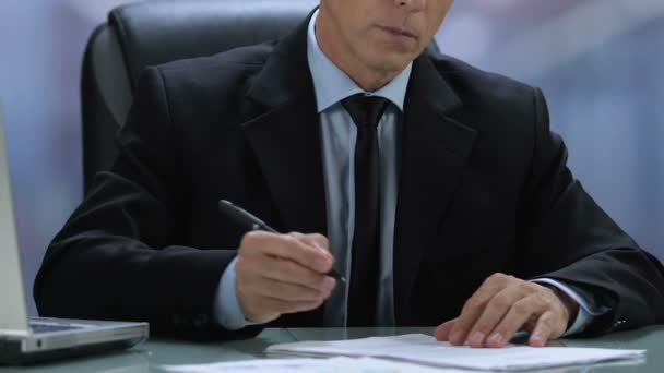 Homme directeur de l'entreprise signer des documents bureau assis table, accord d'affaire — Video