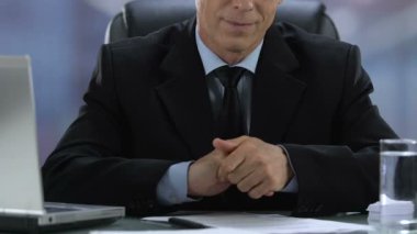 Sinir şirketi çalışanı müzakere önce stres acı, karar alma