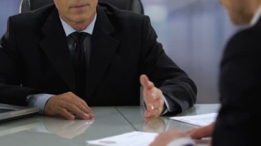Olgun erkek patron okuma özgeçmiş iş adayı, çalışan seçimi, boş