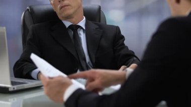 Erkek yönetmen konuşan Partner, iş toplantısı, meslektaşım görmezden dinlerken