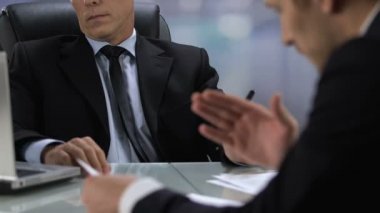Uygun bir iş adamı, şirket ortağıyla dinleme, anlaşma anlaşması