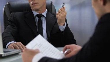 İş arkadaşı teklif, ortaklık işbirliği, Toplantı reddetme Pensive olgun patron