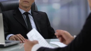 Erkek şirket Direktörü, Toplantı sırasında çalışanı dinleme teklifini reddediyor