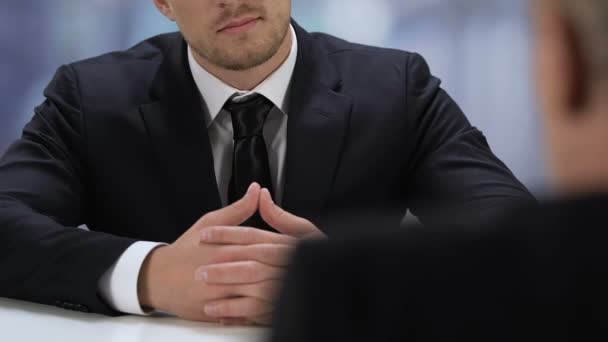 Sonriente hombre de negocios leyendo documento durante la reunión de trabajo cooperación de asociación — Vídeo de stock