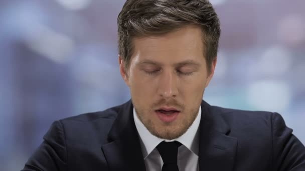 Stressé jeune homme en costume se sentant nerveux pendant l'entrevue d'emploi, emploi — Video
