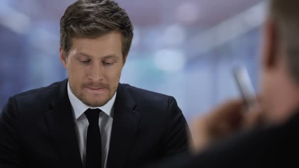 Onzeker jobsollicitant lijdt stress tijdens interview Zoek bedrijf Manager — Stockvideo