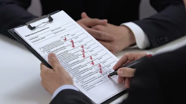 Gerente rechazando candidato de trabajo llenar formulario de evaluación de la entrevista, contratar personal — Vídeo de stock