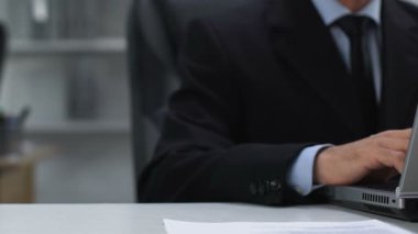 Erkek yönetmen çalışan dizüstü bilgisayar, yardım için kahve fincan hizmet kadın Sekreteri