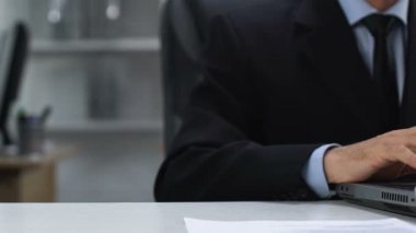 Şirket patronu flört kadın asistanı, işyerinde uygunsuz davranış