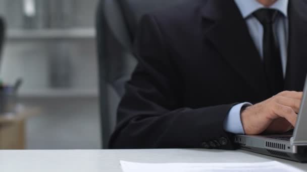 Businessman touching female secretary hand, flirting at work, colleague romance — Stock Video