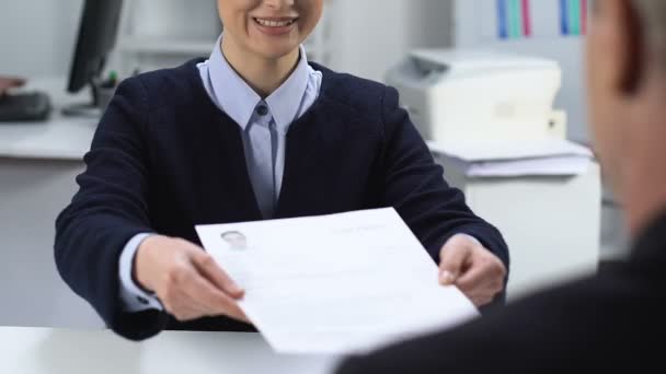 Masculino gerente leitura cv feminino candidato a emprego, sorrindo mulher olhando entrevistador — Vídeo de Stock