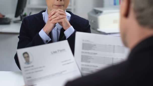 Candidato de trabajo femenino se siente nervioso durante la entrevista, gerente masculino leyendo cv — Vídeo de stock