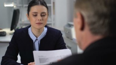 İşadamı Genç kadın işçisi övgü, başarılı proje, iyi iş yaptı