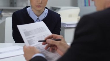 Deli yönetmen asistanı, kadın çalışan acı iş basıncı çığlık
