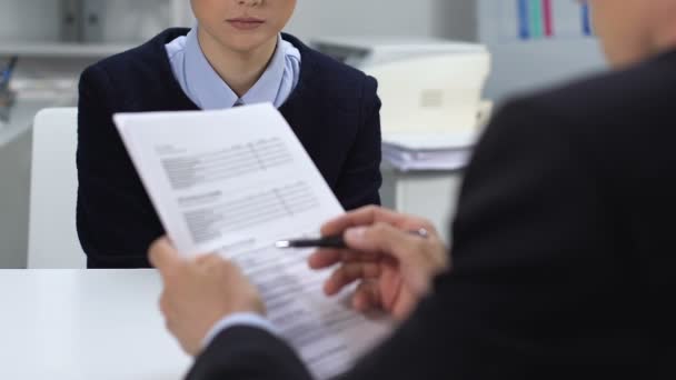 Woedend mannelijke baas schreeuwen bij vrouwelijke assistent, werk mislukking, verslag fout — Stockvideo