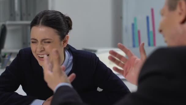 Lyckliga manliga och kvinnliga kollegor skrattar ger hög fem, vänlig atmosfär — Stockvideo