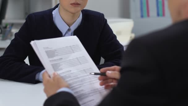 Strenger männlicher Chef schimpft auf junge Frau im Anzug, unternehmerische Unterordnung, Arbeitsstress — Stockvideo