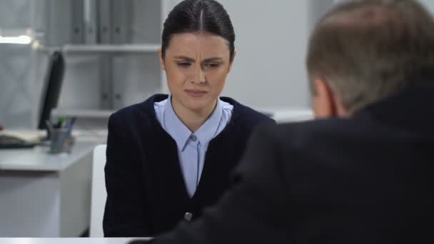 Отчаянная женщина покидает офис, уставшая от криков босса, психологического давления — стоковое видео