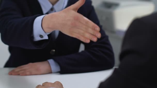 Üzletasszony és az ember rázza kezét closeup, foglalkozik az együttműködés partnerség Unió — Stock videók