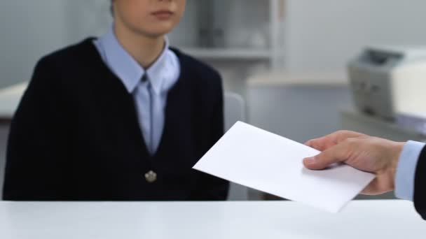 Работник офиса забирает конверт у работодателя-мужчины, незаконную выплату заработной платы, премию — стоковое видео