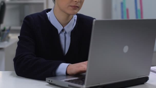 Hermosa joven mujer trabajando portátil en la oficina cámara sonriente, carrera de negocios — Vídeos de Stock