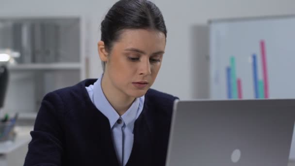 Skoncentrowany żeński pracownik wpisując laptopa, finansowy projekt roboczy analityka — Wideo stockowe