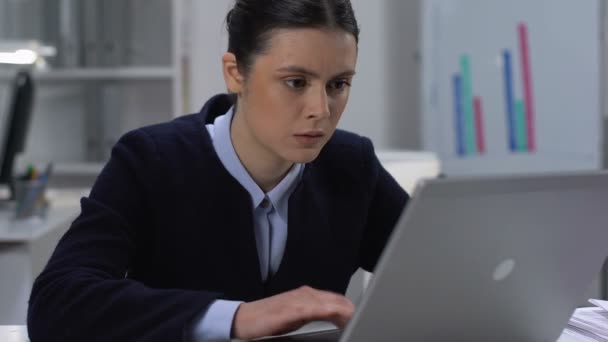 Gerente femenino ocupado buscando informe de preparación de la pantalla del ordenador portátil, problema de vista — Vídeo de stock