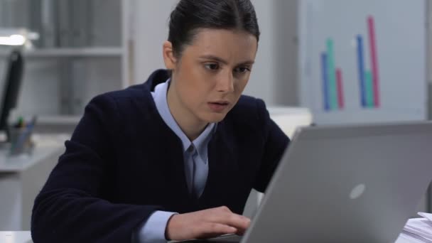 Ideges női munkavállaló záró laptop, munkateher kimerültség, foglalkozási kiégés — Stock videók