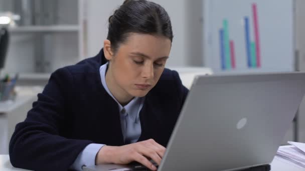 Erschöpfte Frau schläft ein, tippt im Büro auf Laptop, unproduktive Arbeit — Stockvideo