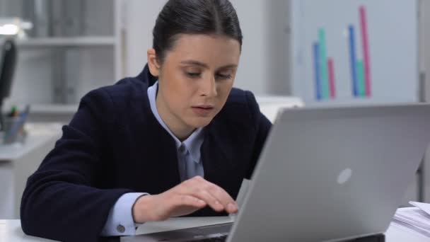 Besorgte junge Frau arbeitet Laptop, komplizierte Arbeitsfehler, Schwierigkeiten — Stockvideo