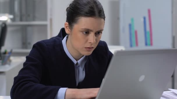 Gerente do sexo feminino sofrendo dor no pescoço trabalhando laptop escritório, estilo de vida sedentário — Vídeo de Stock