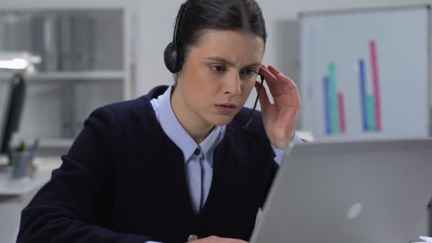 Pracownik biurowy w zestawie słuchawkowym rozmawiający z klientem, obsługa klienta, zawód — Wideo stockowe