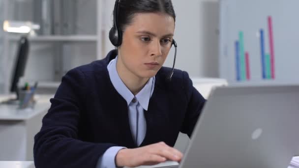 Θυμωμένη γυναίκα εργαζόμενος που απογειώνουν τα ακουστικά κλείσιμο φορητού υπολογιστή, ερεθισμός της εργασίας, στρες — Αρχείο Βίντεο