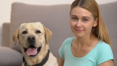 Sevimli köpek ve mutlu genç kadın kamera bakıyor, PET arkadaşlık, en iyi arkadaş